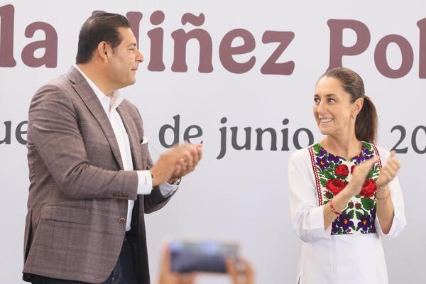 Armenta entrega a Sheinbaum carpeta de avances de compromisos de campaña en Puebla