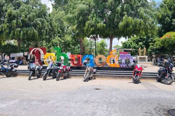Decenas de motociclistas se reunieron antes de recorrer las principales avenidas de la ciudad de Tehuacán hasta llegar a la explanada de Rayón