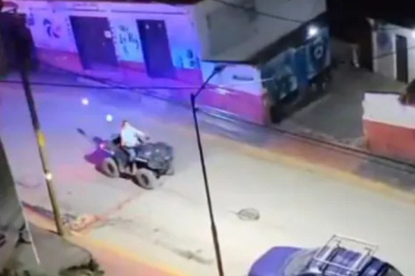 VIDEO | Mujer embarazada apuñala a policía y roba cuatrimoto en Tetela de Ocampo, Puebla