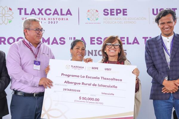 La gobernadora Cuéllar entregó apoyos económicos a los programas La Escuela Tlaxcalteca y Uniformes Escolares, en Ixtacuixtla