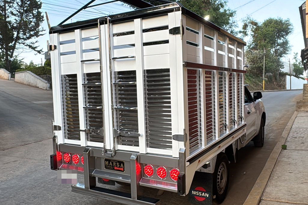 La policía municipal de Puebla localizó la camioneta marca Nissan NP 300, color blanco, sobre calle Vicente Suárez y Benito Juárez