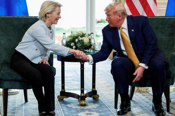 Donald Trump y Ursula von der Leyen han anunciado un acuerdo comercial que impone aranceles del 15% a la mayoría de los productos europeos