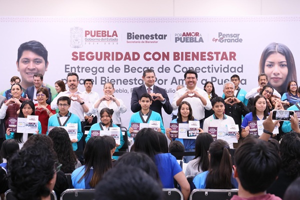 Alejandro Armenta y Lilia Cedillo entregan 2 mil Becas de Conectividad