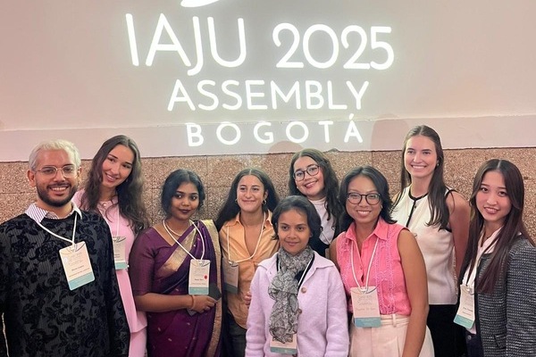 Priscila participó en sesiones virtuales con estudiantes de América, Europa y Asia, culminando con su presencia en la Asamblea IAJU 2025
