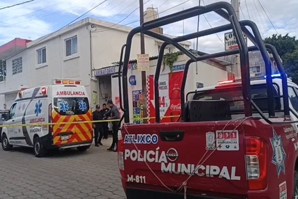 Asesinan a balazos a un hombre de la tercera edad frente a su negocio en Atlixco