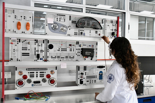 En CU2 esta el edificio especializado que alberga 14 multilaboratorios diseñados para fomentar el trabajo colaborativo