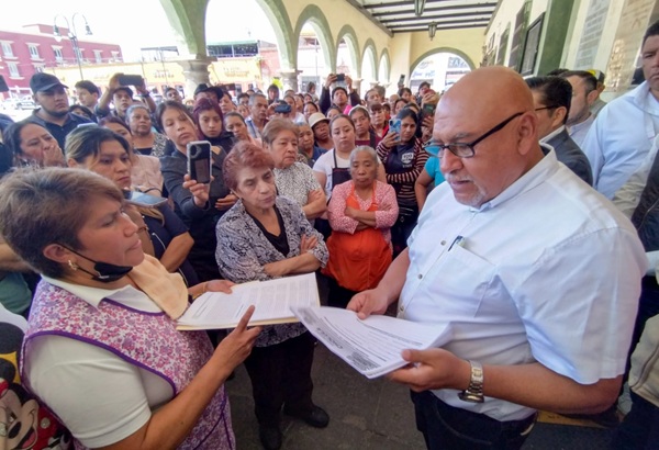 Comerciantes del Mercado Cosme del Razo entregan pliego petitorio