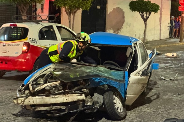 Conductores ebrios provocan choque en Tehuacán; taxista termina herido y un negocio dañado