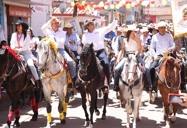 En Chignahuapan realizan cabalgata mil jinetes en honor a Santiago Apóstol; encabeza Alejandro Armenta