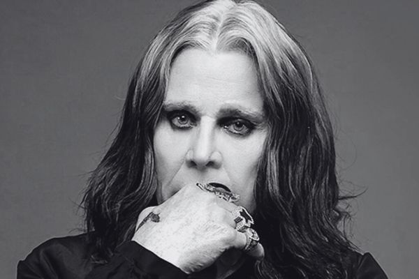 Ozzy Osbourne cuya distintiva voz oscura lo convirtió en el líder de la banda de heavy metal Black Sabbath murió hoy en Birmingham