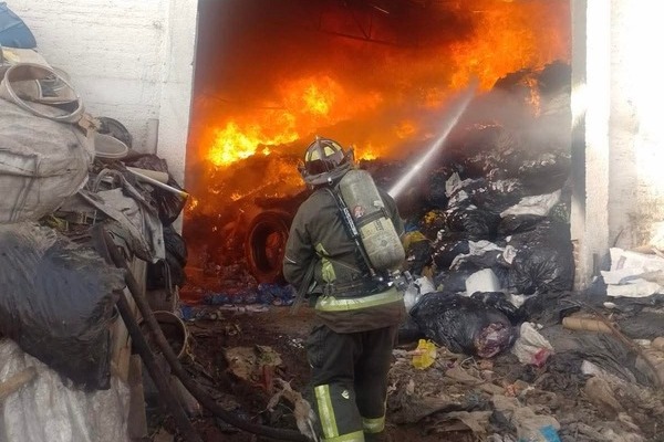 En respuesta al incendio en la recicladora, se movilizaron Bomberos de la SSP y Protección Civil de Texmelucan y estatal