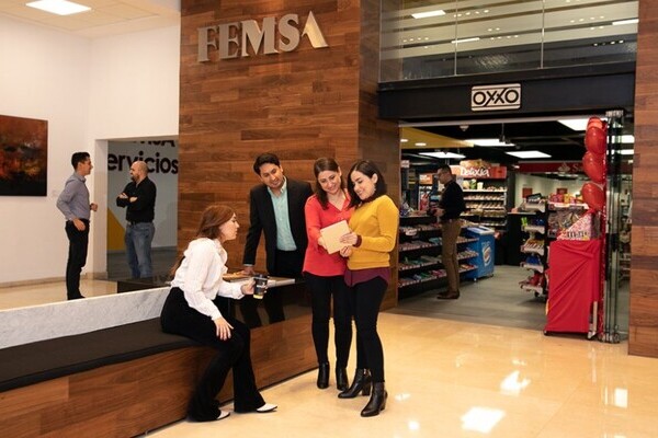 FEMSA, matriz de tiendas OXXO, está realizando pruebas piloto en algunas regiones del país, implementando horarios de 40 y 45 horas semanales