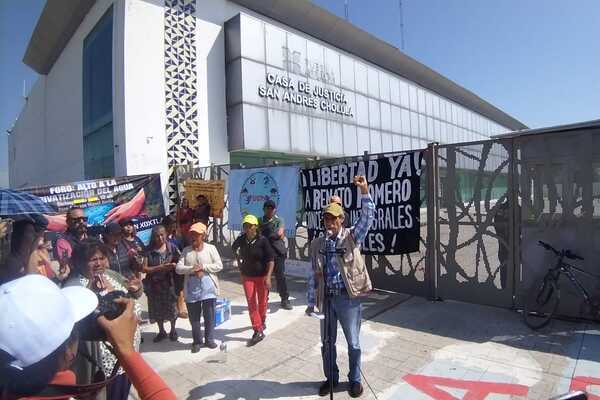 En la Casa de Justicia de Cholula, hubo colectivos artísticos y agrupaciones mostrando su respaldo al defensor y exigiendo su libertad
