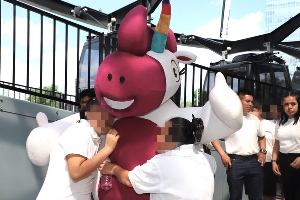 Las y los menores recibieron hidratación y alimentos al término del recorrido, en un ambiente acompañado y vigilado por personal del SEDIF
