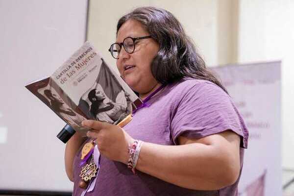 Citlalli Hernández respaldó la petición de la colectiva Por las Mujeres de Puebla para que se retire la imagen del exfuncionario del PRI