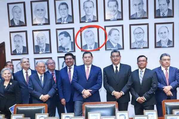 Por las Mujeres de Puebla inició una recolección de firmas digitales para exigir el retiro de la imagen de López de la sala de secretarios