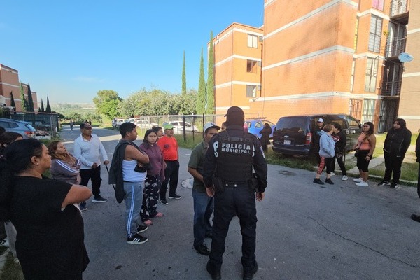 Los vecinos se organizaron, lo bajaron de una azotea donde lanzaba piedras y entregaron el hombre a elementos de la Policía Municipal