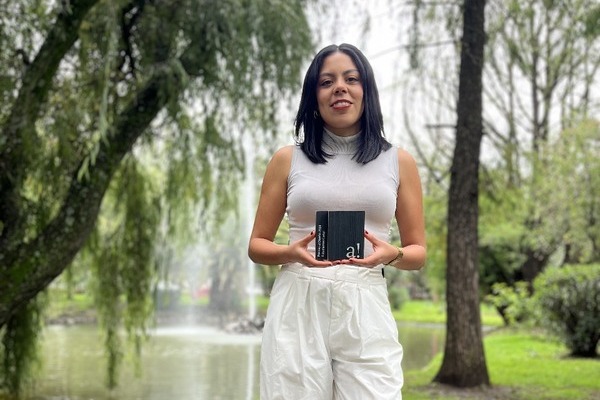 Valeria Olalde fue reconocida en los Premios a! Diseño en la categoría de cartel estudiantil por "Reparar el ayer, volar hacia el mañana"