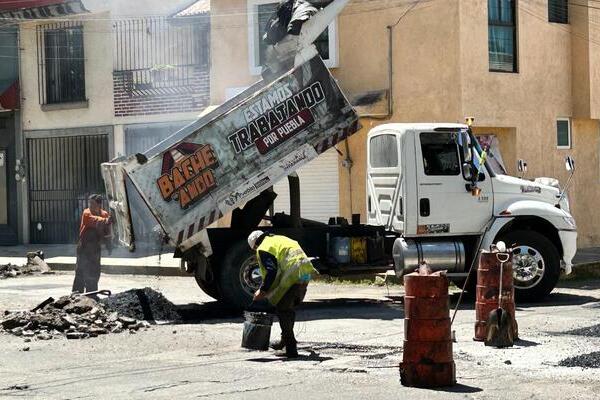 El secretario de Movilidad e Infraestructura David Aysa, supervisó los trabajos de la Campaña Bacheando Puebla en la Ignacio Zaragoza
