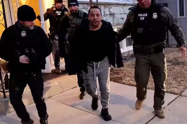 Debido a las redadas de ICE contra inmigrantes civiles con ciudadanía realizan patrullajes donde documentan y alertan sobre ellas