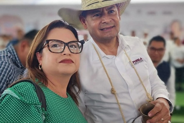 Organización TAC entrega expediente al gobernador de Puebla