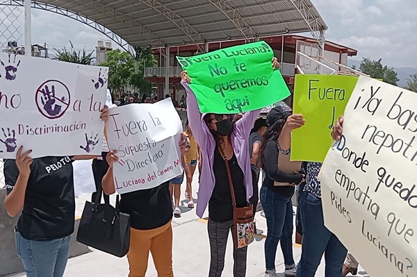 Padres exigen destitución de directora en escuela Rosario Castellanos de Tehuacán; denuncian autoritarismo y discriminación