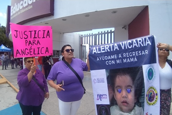 Protestan en SEP contra trabajador acusado de llevarse ilegalmente al bebé de Angélica Luna