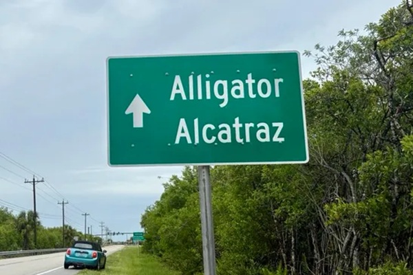 Sin cargos ni representación legal, así retienen a migrantes en el “Alligator Alcatraz”