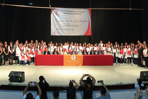 UATx Preside Rector graduación de nuevos cirujanos dentistas comprometidos con el bienestar y la salud bucal