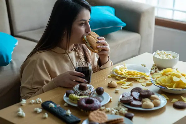 ¿Comes por ansiedad o por aburrimiento? Podría ser hambre emocional