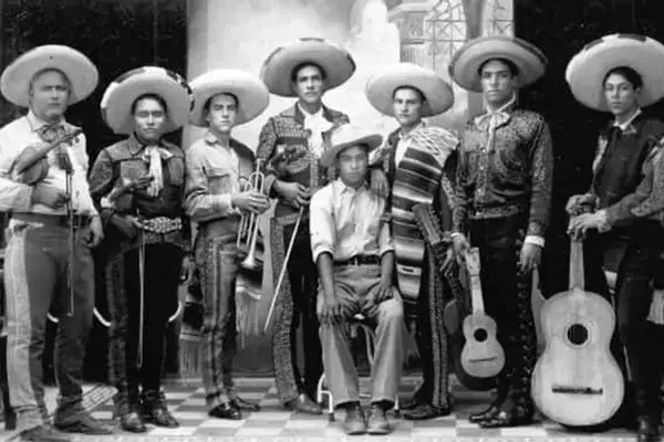 Los corridos — sean tradicionales, tumbados o urbanos — no son simplemente canciones. Son relatos. Son una forma de narrar identidades