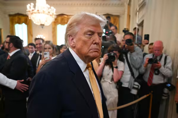 Donald Trump, en entrevista con Wall Street Journal, negó haber escrito la carta de Epstein y amenazó con una demanda si la publicaban