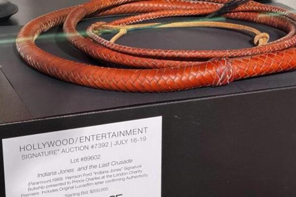 Un látigo utilizado por Harrison Ford en “Indiana Jones y la última cruzada” y que perteneció a la Princesa Diana se vendió en una subasta