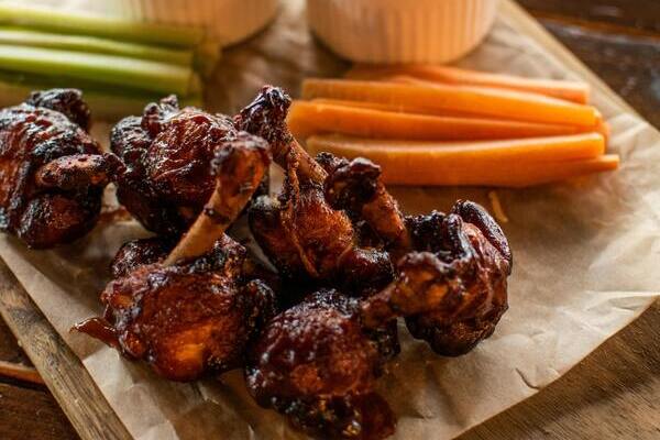 Buffalo Wild Wings tendrá una doble promoción: 2x1 en alitas y boneless en tamaño small y medium, y 2x1 en cervezas en botella nacional