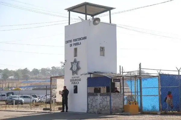 Durante los operativos en ambos penales, Policías Estatales Custodios aseguraron chips de telefonía, videojuegos, bocinas, entre otros