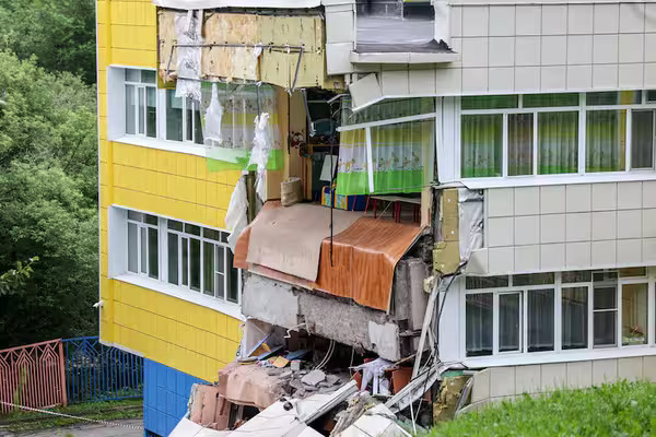 La península de Kamchatka es uno de los territorios con mayor actividad volcánica y sísmica, llegando a ser peligroso para la aviación