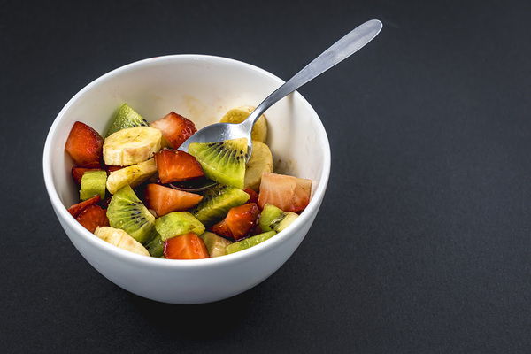 Incluir una porción de fruta en la cena puede ser una gran idea, ya que al ser baja en calorías y rica en fibra y agua, ayuda a dar saciedad