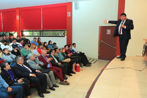 13 Docente de la UCSP habló sobre ámbitos de competencia de los poderes Ejecutivo y Judicial a estudiantes de Derecho UATx (3)