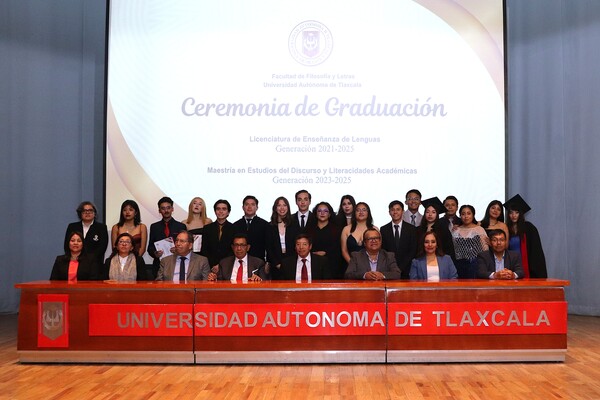 Las ceremonias se realizaron en el Teatro Universitario, ante la presencia de autoridades de la UATx, y estudiantes de Filosofía y Letras
