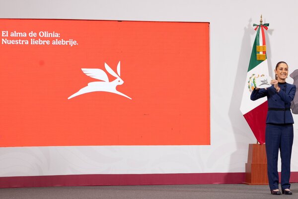 Presentó el emblema de la armadora mexicana de vehículos eléctricos "Olinia" y Sheinbaum destacó que es un proyecto de diseño nacional