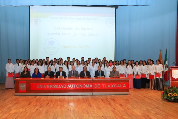 Con profundo compromiso ético y profesional, 54 egresados de la Licenciatura en Química Clínica realizaron el Juramento Ético