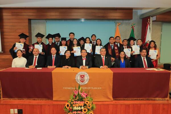 El Doctor Serafín Ortiz presidió la ceremonia de entrega de constancias a la Licenciatura en Ciencias Políticas y Administración Pública