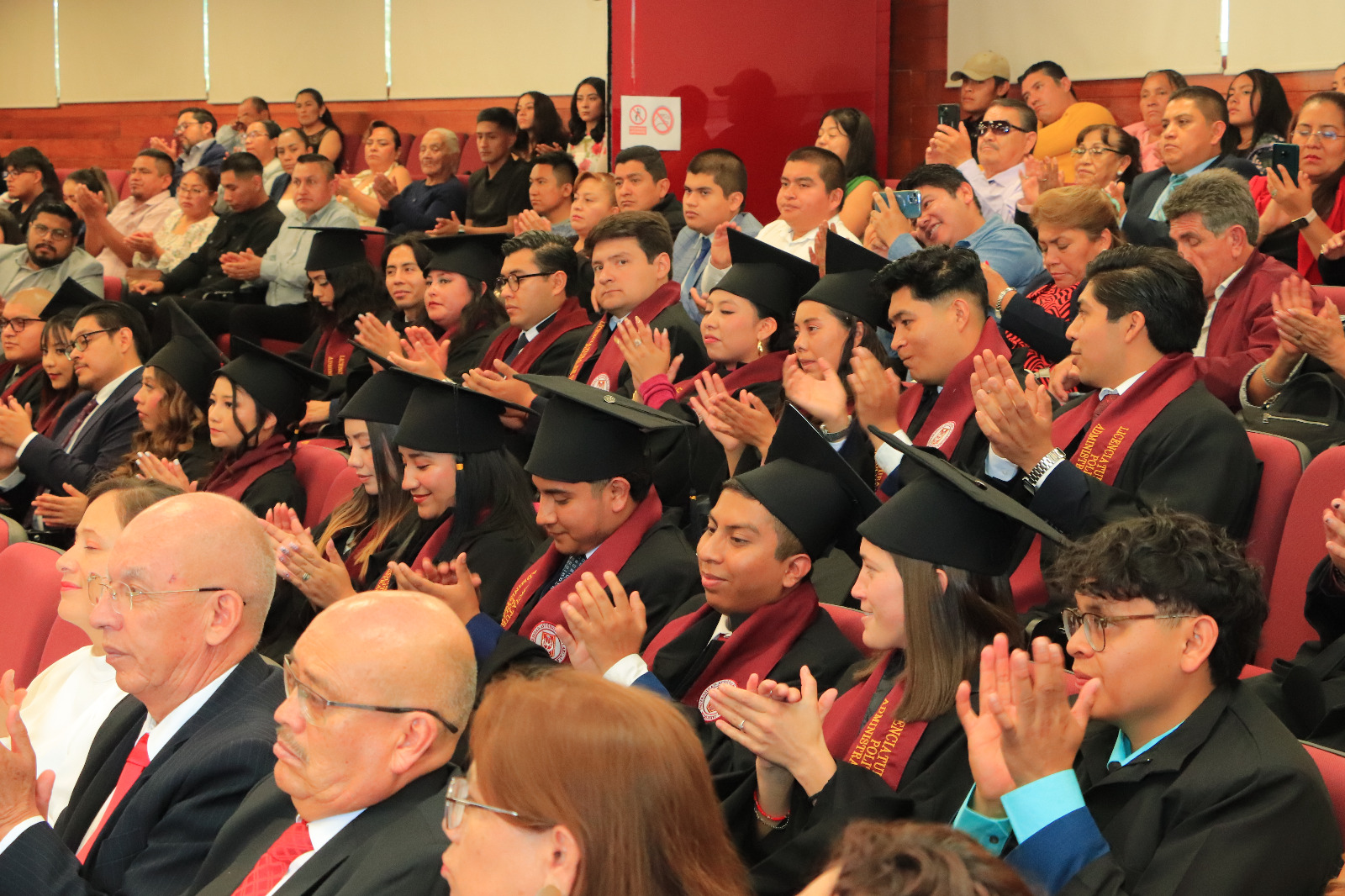 El Doctor Serafín Ortiz presidió la ceremonia de entrega de constancias a la Licenciatura en Ciencias Políticas y Administración Pública