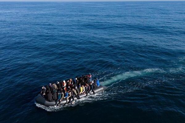Esta detención se da en el marco de un plan piloto que enviará a Francia a algunos de los que crucen el canal de la Mancha en embarcaciones