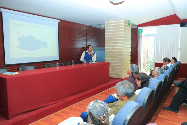 Durante el evento se presentaron folletos informativos en edición trilingüe: español, náhuatl y yuhmu sobre el uso de plantas medicinales