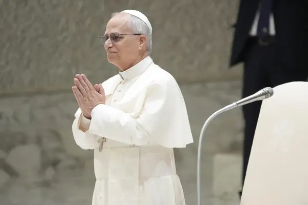 León se reunió con una delegación de refugiados de Chagos, unos 2,000 de los cuales fueron desalojados de sus hogares por el Reino Unido