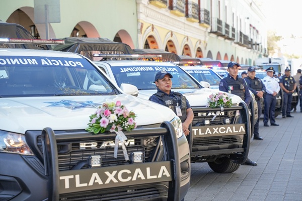 Alcalde de Tlaxcala entrega 9 patrullas RAM y tres camiones