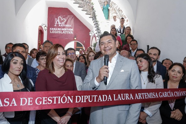 Armenta niega tener “consentidos” para la alcaldía de Puebla, tras inaugurar la Casa de Laura Artemisa