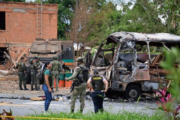 Ataques simultáneos en Colombia dejan 17 muertos y más de 40 heridos, incluyendo policías