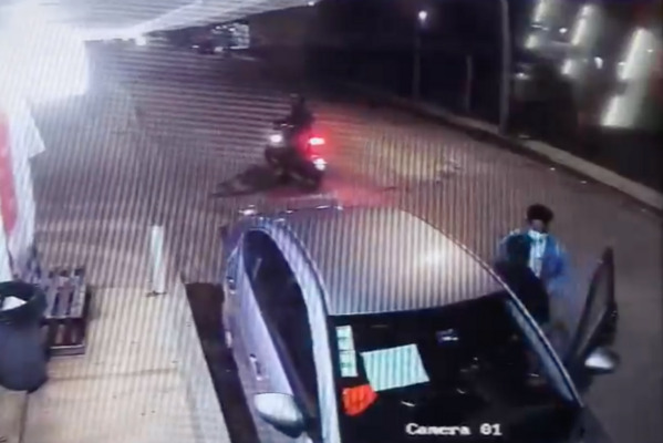 Uno de los sujetos se llevó su vehículo y era escoltado por su cómplice a bordo de una motocicleta en el robo en Xonacatepec